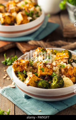 Hausgemachte Quinoa Tofu Schüssel mit gebratenem Gemüse und Kräutern Stockfoto