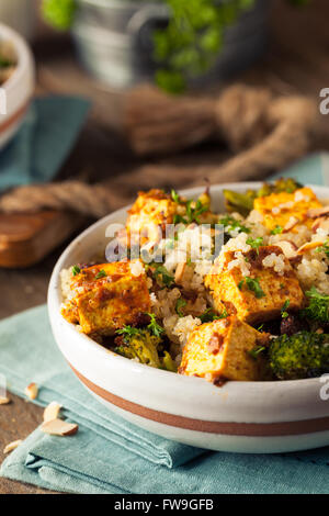 Hausgemachte Quinoa Tofu Schüssel mit gebratenem Gemüse und Kräutern Stockfoto