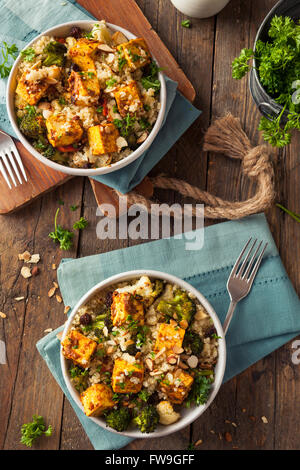 Hausgemachte Quinoa Tofu Schüssel mit gebratenem Gemüse und Kräutern Stockfoto