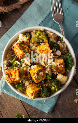 Hausgemachte Quinoa Tofu Schüssel mit gebratenem Gemüse und Kräutern Stockfoto