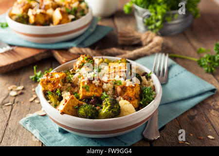 Hausgemachte Quinoa Tofu Schüssel mit gebratenem Gemüse und Kräutern Stockfoto