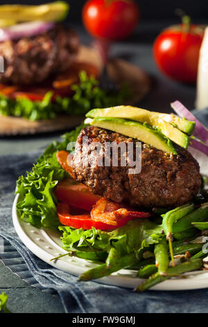 Frisch gegrillte Paleo Hamburger mit Gemüse und Speck Stockfoto