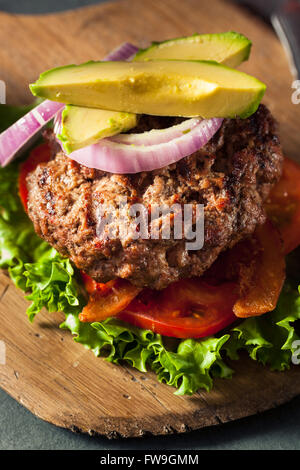 Frisch gegrillte Paleo Hamburger mit Gemüse und Speck Stockfoto