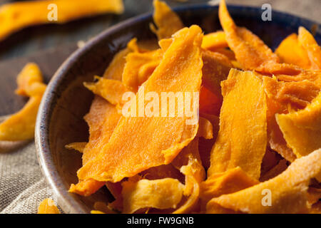 Rohe Bio getrocknete Mangos in einer Schüssel Stockfoto