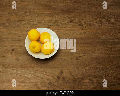 Zitronen in weißem Porzellanschüssel Stockfoto