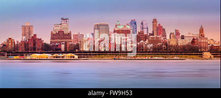 Brooklyn Skyline Panorama unter einem Abendlicht. Stockfoto