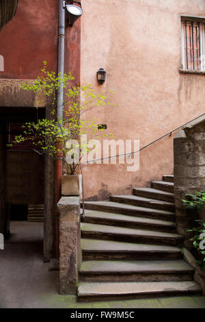 Hof an der langen Traboule in Altstadt Vieux Lyon, Frankreich. Stockfoto