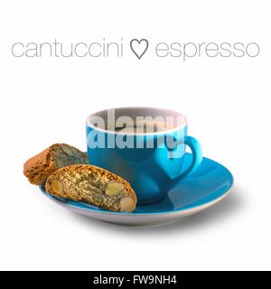 Cantuccini und Espresso Tasse mit Schatten in Herzform, isoliert Stockfoto