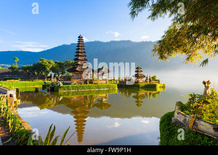 Pura Ulun Danu Bratan bei Sonnenaufgang, berühmten Tempel auf dem See, Bedugul, Bali, Indonesien. Stockfoto