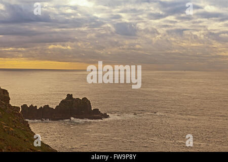 Wolf Rock Leuchtturm, 8 Meilen entfernt am Horizont, von in der Nähe von Endland, Cornwall, England, UK Stockfoto