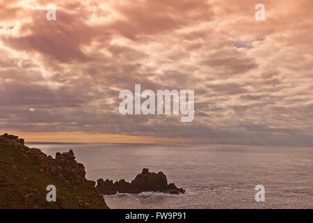 Wolf Rock Leuchtturm, 8 Meilen entfernt am Horizont, von in der Nähe von Endland, Cornwall, England, UK Stockfoto