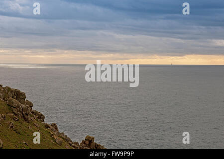 Wolf Rock Leuchtturm, 8 Meilen entfernt am Horizont, von in der Nähe von Endland, Cornwall, England, UK Stockfoto