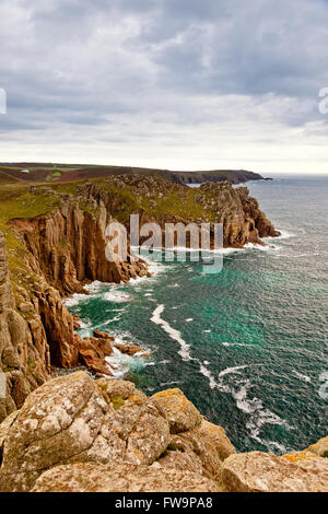 Die Granitfelsen Carn Boel Landspitze von Pordenack Punkt in der Nähe von Endland, Cornwall, England, UK Stockfoto