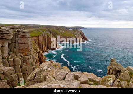 Die Granitfelsen Carn Boel Landspitze von Pordenack Punkt in der Nähe von Endland, Cornwall, England, UK Stockfoto