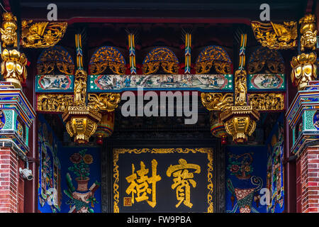 Architektonische Details des Eingangs zum Khoo Kongsi Tempel, Penang, Malaysia Stockfoto