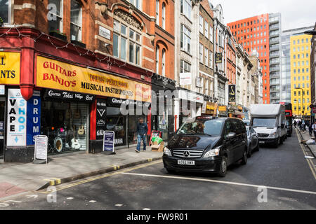 Die wenigen verbleibenden Musik Geschäfte auf eine bald sein abgerissen Dänemark Street, London, UK Stockfoto