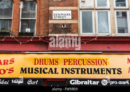 Tom's Drum Store einer der wenigen noch verbliebenen Musikläden in einer bald abgerissenen Denmark Street, London, UK Stockfoto