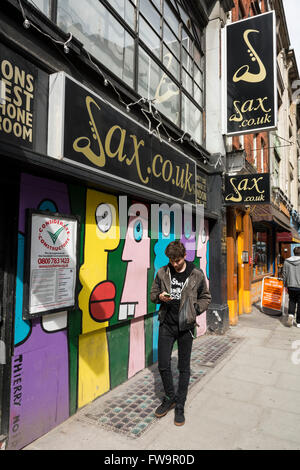 Die wenigen verbleibenden Musik Geschäfte auf eine bald sein abgerissen Dänemark Street, London, UK Stockfoto