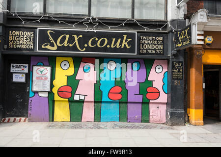 Die wenigen verbleibenden Musik Geschäfte auf eine bald sein abgerissen Dänemark Street, London, UK Stockfoto