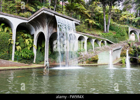 Wasserfall in Tropico Garten Monte Palace. Funchal, Madeira, Portugal. Stockfoto