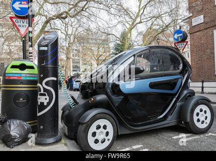 Ein Renault Twizy Elektro-smart Auto auf Aufladung an einem schnellen Aufladepunkt in Londons Soho. Stockfoto