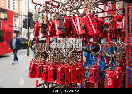 London-Souvenirs und touristische Schmuckstücke auf Oxford Straße, London, UK Stockfoto