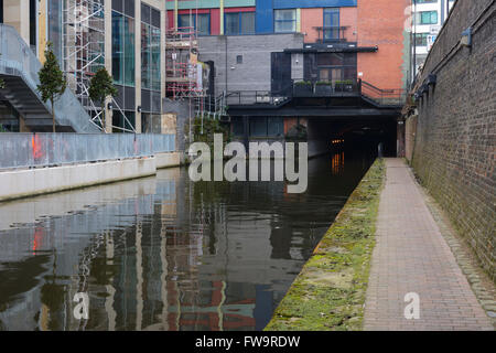 Rochdale Kanal durch Manchester Stadtzentrum, wo eine Flut von Todesfällen durch Ertrinken zeigen einen Serienmörder, ist aktiv. Stockfoto