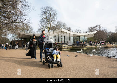 Die Dell-Cafe von der Serpentine in Hyde Park, City of Westminster, Greater London, England, Vereinigtes Königreich Stockfoto