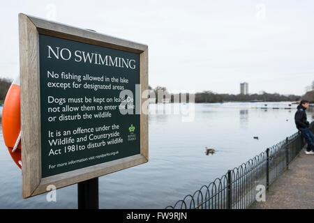 Kein Schwimmen-Zeichen auf der Serpentine, Hyde Park central London, England, UK Stockfoto