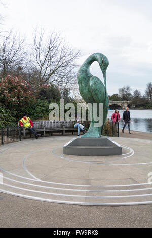 ISIS, in der Nähe der Serpentine, neben der Diana Memorial Fountain ist eine Bronzeskulptur von Simon Gudgeon entworfen. Stockfoto