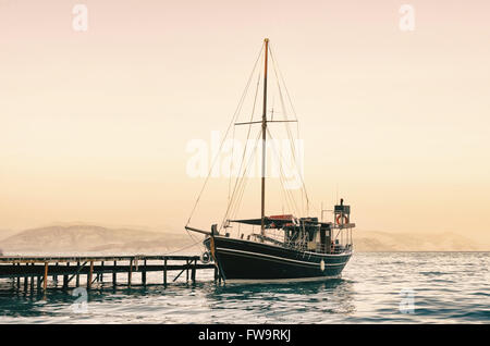 Segelboot auf der Insel Korfu in Griechenland. Sonnenuntergang Landschaft. Stockfoto