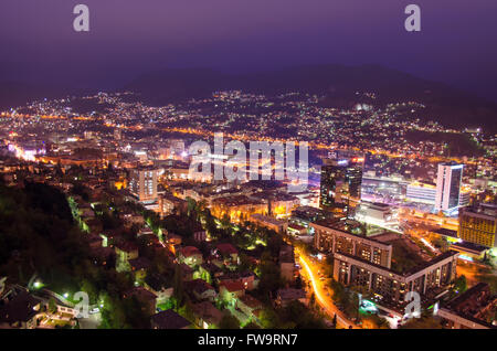 Sarajevo Stadt-Landschaft bei Nacht. Stockfoto
