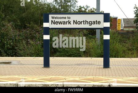 Schild Newark Northgate auf dem Bahnsteig des Bahnhofs in der Marktstadt Newark Northgate Newark-on-Trent Nottinghamshire England GB UK 2015 Stockfoto