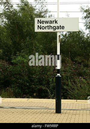 Schild Newark Northgate auf dem Bahnsteig des Bahnhofs in der Marktstadt Newark Northgate Newark-on-Trent Nottinghamshire England GB UK 2015 Stockfoto