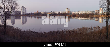 GOMEL, Weißrussland - 27. März 2016: Schöne Aussicht des Abends Gomel mit Spiegelbild im See. Volotova Stockfoto