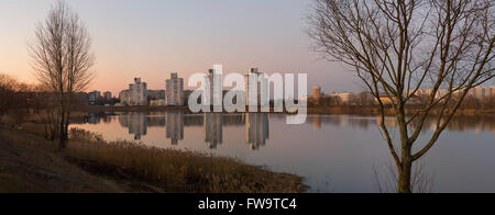 GOMEL, Weißrussland - 27. März 2016: Schöne Aussicht des Abends Gomel mit Spiegelbild im See. Volotova Stockfoto