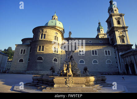 AUT, Österreich, Salzburg, der Kathedrale und dem Residenz-Brunnen.  AUT, Oesterreich, Salzburg, der Dom Und der Residenzbrunnen. Stockfoto