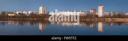 GOMEL, Weißrussland - 27. März 2016: Schöne Aussicht des Abends Gomel mit Spiegelbild im See. Volotova Stockfoto