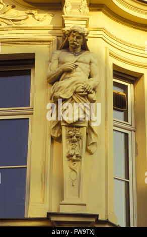 Europa, Österreich, Linz, Skulptur in einem Haus in der Straße Landstraße im alten Teil der Stadt.  Europa, Oesterreich, Linz, S Stockfoto