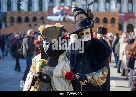 Masken beim Karneval von Venedig auf dem Markusplatz, Venedig, Venetien, Italien. Stockfoto