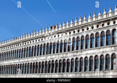 Die Außenfassade des Gebäudes „Procuratie Vecchie“ auf dem Markusplatz, Venedig, Venetien, Italien. Stockfoto