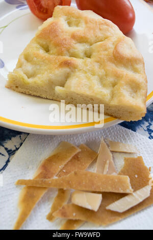 Käse-Rinde hausgemachte Focaccia und frischen Tomaten Stockfoto