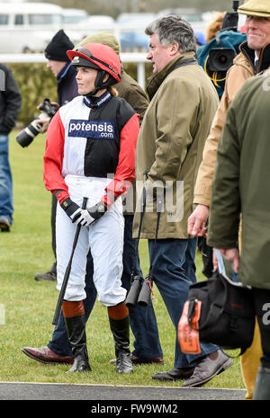 Victoria Pendleton reitet Pacha Du Polder, von Paul Nicholls, in der Betfair umschalten Sättel Jäger Steeple Chase bei Wincanton ausgebildet. Pendleton ist GBS erfolgreichste weibliche Olympioniken und hofft, in der Foxhunters Chase in Cheltenham Fest konkurrieren Stockfoto