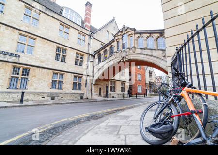 Die Seufzerbrücke zwischen Hertford College University, Oxford, Vereinigtes Königreich Stockfoto