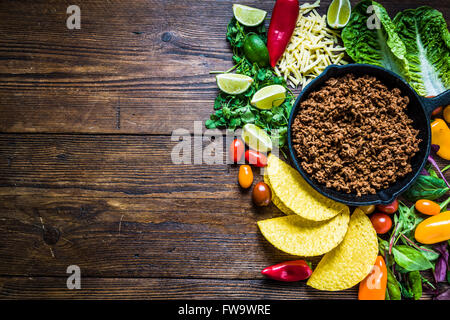 Mexikanische Tacos auf Holzbrett, Text Platz für Rezept. Von oben, lebendigen Farben. Stockfoto