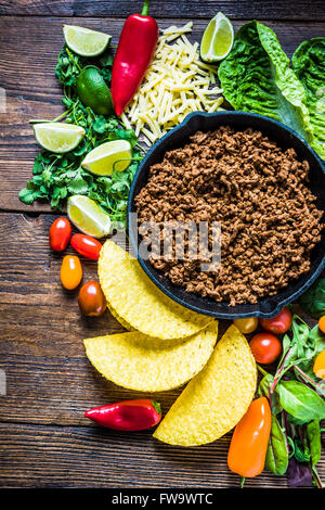 Mexikanische Tacos auf Holzbrett, Text Platz für Rezept. Von oben, lebendigen Farben. Stockfoto