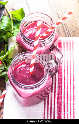 Herstellung von frischen Beeren-Smoothie Diät, Zutaten und Glas mit lebendigen Stroh von oben Stockfoto
