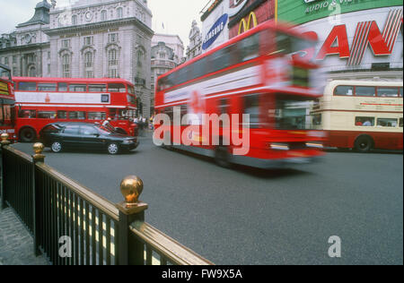 Bewegungsunschärfe von einer roten Doppeldecker Bus, Piccadilly Circus, London, England Stockfoto