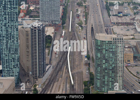 Zwei Züge gehen lässt die Union Station in der Innenstadt von Toronto Ontario, auf Juli. 29, 2015. Stockfoto