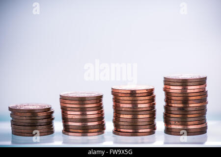 Wachsenden Geld, Investitionen oder Einsparungen, Münzen Pile up Stockfoto